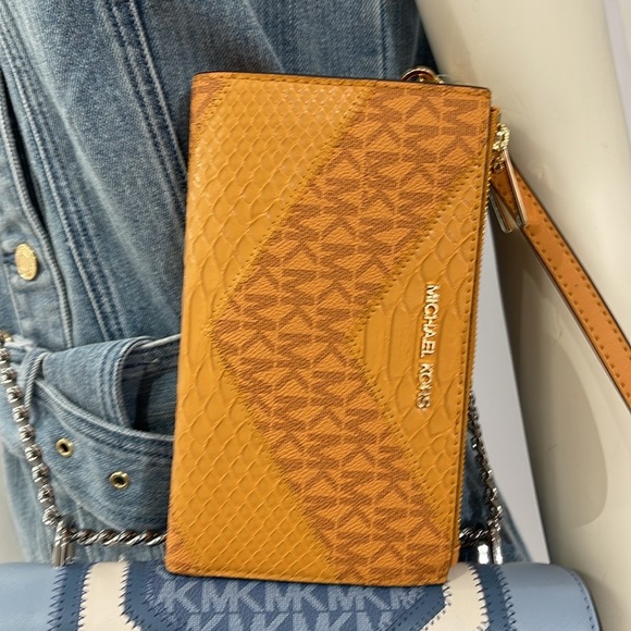 MICHAEL KORS JST LG DOUBLE ZIP WRISTLET WALLET PHONE HOLDER
CIDER
NWT - Picture 2 of 16